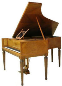 piano GG dans une caisse de clavecin marquetee en bois de citronier_reposant_sur_six_piedsfuseles_a_cannelures rudentees. 88 touches 3 pedales. Vers 1925